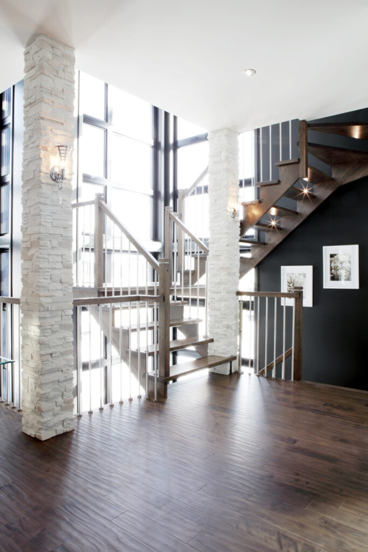 Escalier deluxe, design intérieur deluxe, colonne en pierre blanche